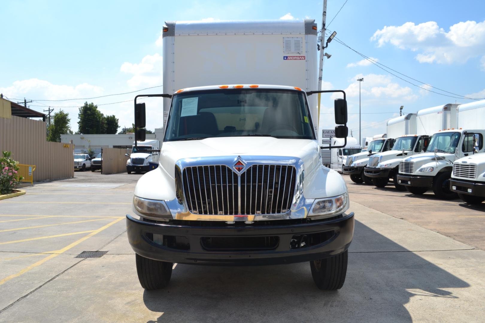 2018 WHITE /BLACK INTERNATIONAL 4300 with an CUMMINS ISB 6.7L 240HP engine, ALLISON 2100HS AUTOMATIC transmission, located at 9172 North Fwy, Houston, TX, 77037, (713) 910-6868, 29.887470, -95.411903 - 25,999LB GVWR NON CDL, MORGAN 26FT BOX, 13'6FT CLEARANCE, HEIGHT 103" X WIDTH 102", PALFINGER 3,000LB ALUMINUM LIFT GATE, DUAL 70 GALLON FUEL TANKS, EXHAUST BRAKE, POWER WINDOWS, LOCKS, & MIRRORS - Photo#1